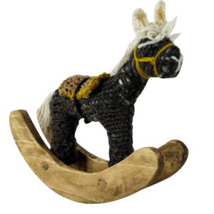 Artesanía de Chile en La Unión: Colección de figuras de animales en lana tejida y madera tallada a mano de Kalkona. En la imagen se aprecia la delicadeza del oficio manual y la conexión con la naturaleza del sur chileno. Ideal para decoración con propósito y regalos con alma. Encuéntranos en redes como @KalkonaChile y coordina tu pedido al WhatsApp +56991320953 para envíos a todo el país.