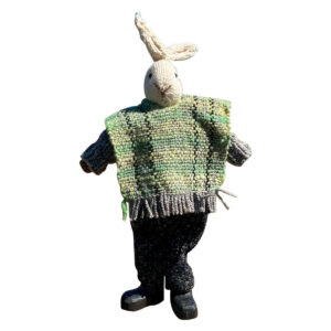 Artesanía de Chile en La Unión: Colección de figuras de animales en lana tejida y madera tallada a mano de Kalkona. En la imagen se aprecia la delicadeza del oficio manual y la conexión con la naturaleza del sur chileno. Ideal para decoración con propósito y regalos con alma. Encuéntranos en redes como @KalkonaChile y coordina tu pedido al WhatsApp +56991320953 para envíos a todo el país.