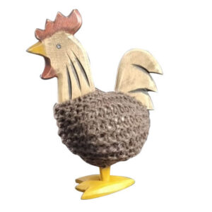 Artesanía de Chile en La Unión: Colección de figuras de animales en lana tejida y madera tallada a mano de Kalkona. En la imagen se aprecia la delicadeza del oficio manual y la conexión con la naturaleza del sur chileno. Ideal para decoración con propósito y regalos con alma. Encuéntranos en redes como @KalkonaChile y coordina tu pedido al WhatsApp +56991320953 para envíos a todo el país.