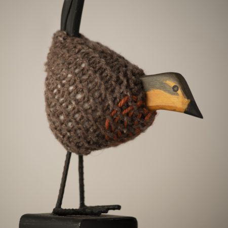 Artesanía de Chile en La Unión: Colección de figuras de animales en lana tejida y madera tallada a mano de Kalkona. En la imagen se aprecia la delicadeza del oficio manual y la conexión con la naturaleza del sur chileno. Ideal para decoración con propósito y regalos con alma. Encuéntranos en redes como @KalkonaChile y coordina tu pedido al WhatsApp +56991320953 para envíos a todo el país.