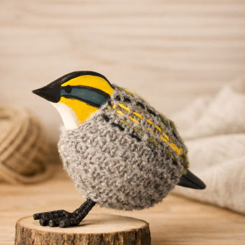 Artesanía de Chile en La Unión: Colección de figuras de animales en lana tejida y madera tallada a mano de Kalkona. En la imagen se aprecia la delicadeza del oficio manual y la conexión con la naturaleza del sur chileno. Ideal para decoración con propósito y regalos con alma. Encuéntranos en redes como @KalkonaChile y coordina tu pedido al WhatsApp +56991320953 para envíos a todo el país.