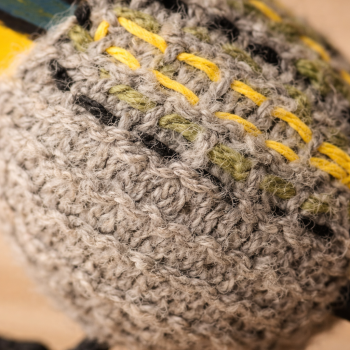 Artesanía de Chile en La Unión: Colección de figuras de animales en lana tejida y madera tallada a mano de Kalkona. En la imagen se aprecia la delicadeza del oficio manual y la conexión con la naturaleza del sur chileno. Ideal para decoración con propósito y regalos con alma. Encuéntranos en redes como @KalkonaChile y coordina tu pedido al WhatsApp +56991320953 para envíos a todo el país.