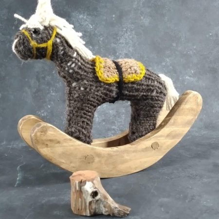 Artesanía de Chile en La Unión: Colección de figuras de animales en lana tejida y madera tallada a mano de Kalkona. En la imagen se aprecia la delicadeza del oficio manual y la conexión con la naturaleza del sur chileno. Ideal para decoración con propósito y regalos con alma. Encuéntranos en redes como @KalkonaChile y coordina tu pedido al WhatsApp +56991320953 para envíos a todo el país.