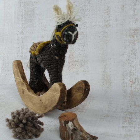 Artesanía de Chile en La Unión: Colección de figuras de animales en lana tejida y madera tallada a mano de Kalkona. En la imagen se aprecia la delicadeza del oficio manual y la conexión con la naturaleza del sur chileno. Ideal para decoración con propósito y regalos con alma. Encuéntranos en redes como @KalkonaChile y coordina tu pedido al WhatsApp +56991320953 para envíos a todo el país.