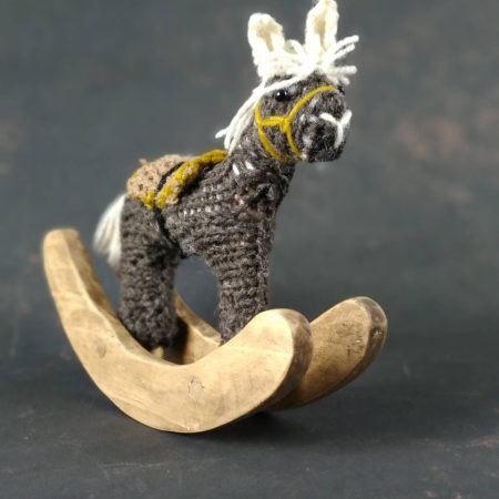 Artesanía de Chile en La Unión: Colección de figuras de animales en lana tejida y madera tallada a mano de Kalkona. En la imagen se aprecia la delicadeza del oficio manual y la conexión con la naturaleza del sur chileno. Ideal para decoración con propósito y regalos con alma. Encuéntranos en redes como @KalkonaChile y coordina tu pedido al WhatsApp +56991320953 para envíos a todo el país.