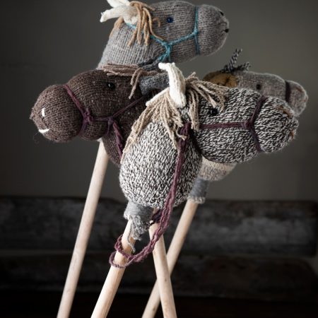 Artesanía de Chile en La Unión: Colección de figuras de animales en lana tejida y madera tallada a mano de Kalkona. En la imagen se aprecia la delicadeza del oficio manual y la conexión con la naturaleza del sur chileno. Ideal para decoración con propósito y regalos con alma. Encuéntranos en redes como @KalkonaChile y coordina tu pedido al WhatsApp +56991320953 para envíos a todo el país.