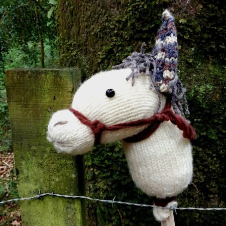 Artesanía de Chile en La Unión: Colección de figuras de animales en lana tejida y madera tallada a mano de Kalkona. En la imagen se aprecia la delicadeza del oficio manual y la conexión con la naturaleza del sur chileno. Ideal para decoración con propósito y regalos con alma. Encuéntranos en redes como @KalkonaChile y coordina tu pedido al WhatsApp +56991320953 para envíos a todo el país.