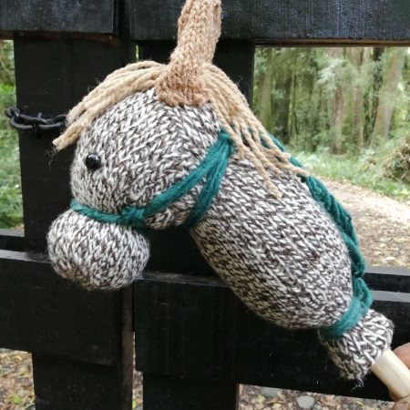 Artesanía de Chile en La Unión: Colección de figuras de animales en lana tejida y madera tallada a mano de Kalkona. En la imagen se aprecia la delicadeza del oficio manual y la conexión con la naturaleza del sur chileno. Ideal para decoración con propósito y regalos con alma. Encuéntranos en redes como @KalkonaChile y coordina tu pedido al WhatsApp +56991320953 para envíos a todo el país.