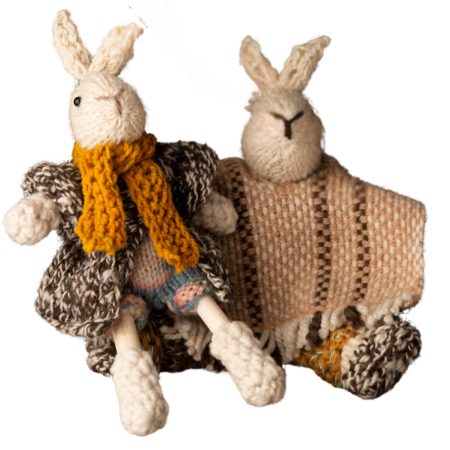 Artesanía de Chile en La Unión: Colección de figuras de animales en lana tejida y madera tallada a mano de Kalkona. En la imagen se aprecia la delicadeza del oficio manual y la conexión con la naturaleza del sur chileno. Ideal para decoración con propósito y regalos con alma. Encuéntranos en redes como @KalkonaChile y coordina tu pedido al WhatsApp +56991320953 para envíos a todo el país.