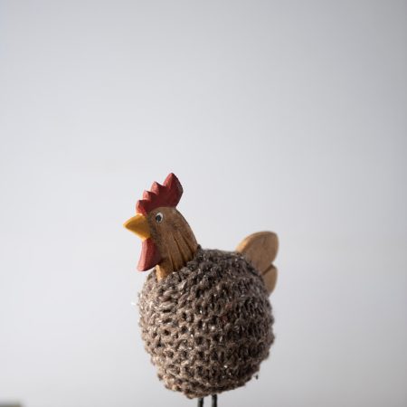 Artesanía de Chile en La Unión: Colección de figuras de animales en lana tejida y madera tallada a mano de Kalkona. En la imagen se aprecia la delicadeza del oficio manual y la conexión con la naturaleza del sur chileno. Ideal para decoración con propósito y regalos con alma. Encuéntranos en redes como @KalkonaChile y coordina tu pedido al WhatsApp +56991320953 para envíos a todo el país.