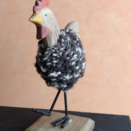 Artesanía de Chile en La Unión: Colección de figuras de animales en lana tejida y madera tallada a mano de Kalkona. En la imagen se aprecia la delicadeza del oficio manual y la conexión con la naturaleza del sur chileno. Ideal para decoración con propósito y regalos con alma. Encuéntranos en redes como @KalkonaChile y coordina tu pedido al WhatsApp +56991320953 para envíos a todo el país.