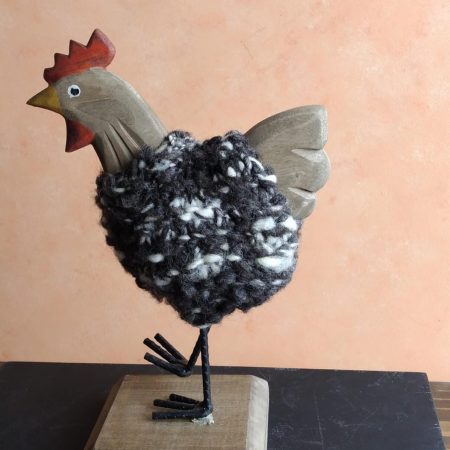 Artesanía de Chile en La Unión: Colección de figuras de animales en lana tejida y madera tallada a mano de Kalkona. En la imagen se aprecia la delicadeza del oficio manual y la conexión con la naturaleza del sur chileno. Ideal para decoración con propósito y regalos con alma. Encuéntranos en redes como @KalkonaChile y coordina tu pedido al WhatsApp +56991320953 para envíos a todo el país.