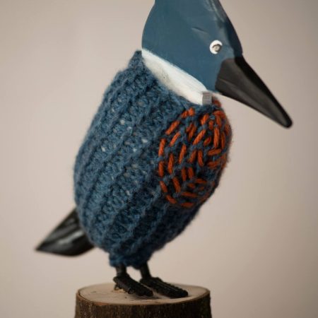 Artesanía de Chile en La Unión: Colección de figuras de animales en lana tejida y madera tallada a mano de Kalkona. En la imagen se aprecia la delicadeza del oficio manual y la conexión con la naturaleza del sur chileno. Ideal para decoración con propósito y regalos con alma. Encuéntranos en redes como @KalkonaChile y coordina tu pedido al WhatsApp +56991320953 para envíos a todo el país.