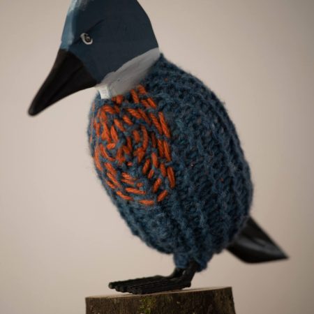 Artesanía de Chile en La Unión: Colección de figuras de animales en lana tejida y madera tallada a mano de Kalkona. En la imagen se aprecia la delicadeza del oficio manual y la conexión con la naturaleza del sur chileno. Ideal para decoración con propósito y regalos con alma. Encuéntranos en redes como @KalkonaChile y coordina tu pedido al WhatsApp +56991320953 para envíos a todo el país.