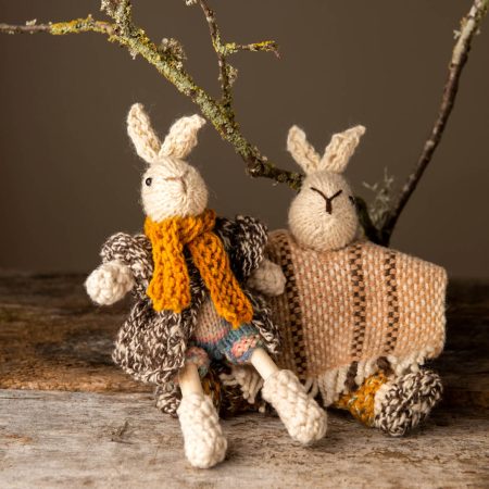 Artesanía de Chile en La Unión: Colección de figuras de animales en lana tejida y madera tallada a mano de Kalkona. En la imagen se aprecia la delicadeza del oficio manual y la conexión con la naturaleza del sur chileno. Ideal para decoración con propósito y regalos con alma. Encuéntranos en redes como @KalkonaChile y coordina tu pedido al WhatsApp +56991320953 para envíos a todo el país.