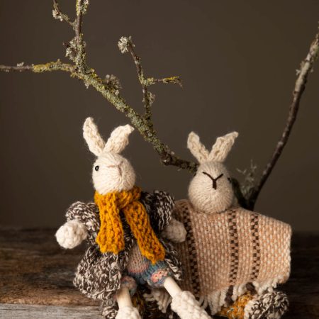 Artesanía de Chile en La Unión: Colección de figuras de animales en lana tejida y madera tallada a mano de Kalkona. En la imagen se aprecia la delicadeza del oficio manual y la conexión con la naturaleza del sur chileno. Ideal para decoración con propósito y regalos con alma. Encuéntranos en redes como @KalkonaChile y coordina tu pedido al WhatsApp +56991320953 para envíos a todo el país.