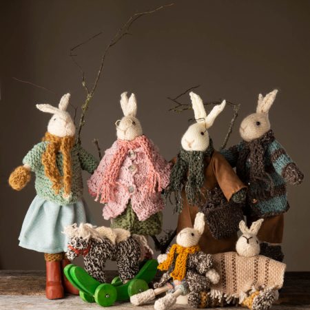 Artesanía de Chile en La Unión: Colección de figuras de animales en lana tejida y madera tallada a mano de Kalkona. En la imagen se aprecia la delicadeza del oficio manual y la conexión con la naturaleza del sur chileno. Ideal para decoración con propósito y regalos con alma. Encuéntranos en redes como @KalkonaChile y coordina tu pedido al WhatsApp +56991320953 para envíos a todo el país.