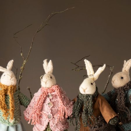 Artesanía de Chile en La Unión: Colección de figuras de animales en lana tejida y madera tallada a mano de Kalkona. En la imagen se aprecia la delicadeza del oficio manual y la conexión con la naturaleza del sur chileno. Ideal para decoración con propósito y regalos con alma. Encuéntranos en redes como @KalkonaChile y coordina tu pedido al WhatsApp +56991320953 para envíos a todo el país.