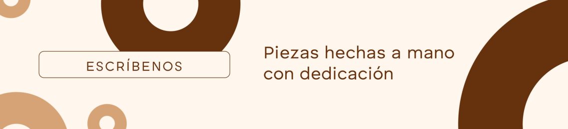 Artesanía de Chile en La Unión: Colección de figuras de animales en lana tejida y madera tallada a mano de Kalkona. En la imagen se aprecia la delicadeza del oficio manual y la conexión con la naturaleza del sur chileno. Ideal para decoración con propósito y regalos con alma. Encuéntranos en redes como @KalkonaChile y coordina tu pedido al WhatsApp +56991320953 para envíos a todo el país.