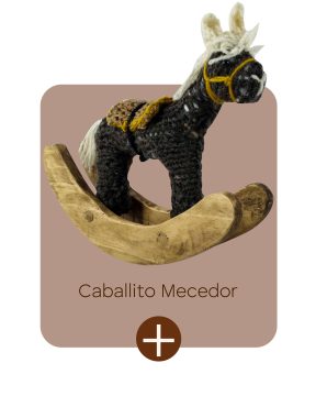 Artesanía de Chile en La Unión: Colección de figuras de animales en lana tejida y madera tallada a mano de Kalkona. En la imagen se aprecia la delicadeza del oficio manual y la conexión con la naturaleza del sur chileno. Ideal para decoración con propósito y regalos con alma. Encuéntranos en redes como @KalkonaChile y coordina tu pedido al WhatsApp +56991320953 para envíos a todo el país.