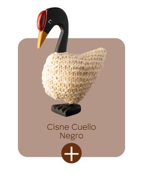 Artesanía de Chile en La Unión: Colección de figuras de animales en lana tejida y madera tallada a mano de Kalkona. En la imagen se aprecia la delicadeza del oficio manual y la conexión con la naturaleza del sur chileno. Ideal para decoración con propósito y regalos con alma. Encuéntranos en redes como @KalkonaChile y coordina tu pedido al WhatsApp +56991320953 para envíos a todo el país.