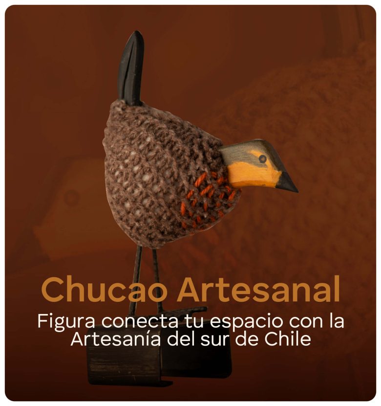 Artesanía de Chile en La Unión: Colección de figuras de animales en lana tejida y madera tallada a mano de Kalkona. En la imagen se aprecia la delicadeza del oficio manual y la conexión con la naturaleza del sur chileno. Ideal para decoración con propósito y regalos con alma. Encuéntranos en redes como @KalkonaChile y coordina tu pedido al WhatsApp +56991320953 para envíos a todo el país.