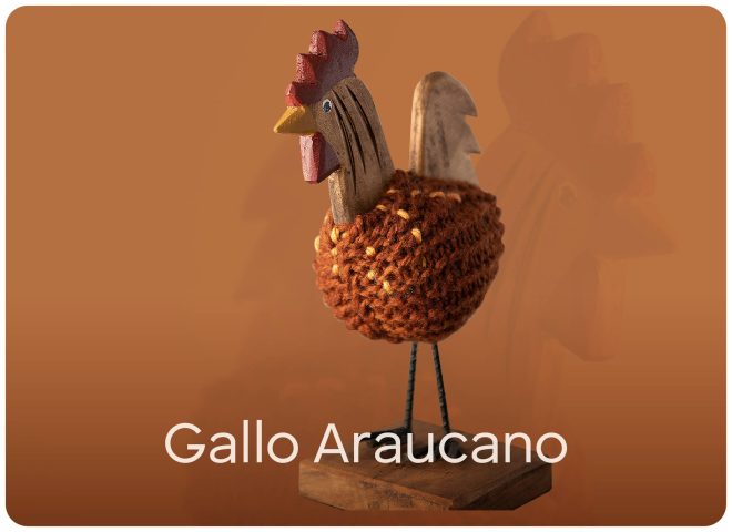 Artesanía de Chile en La Unión: Colección de figuras de animales en lana tejida y madera tallada a mano de Kalkona. En la imagen se aprecia la delicadeza del oficio manual y la conexión con la naturaleza del sur chileno. Ideal para decoración con propósito y regalos con alma. Encuéntranos en redes como @KalkonaChile y coordina tu pedido al WhatsApp +56991320953 para envíos a todo el país.