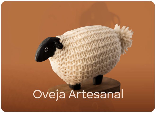Artesanía de Chile en La Unión: Colección de figuras de animales en lana tejida y madera tallada a mano de Kalkona. En la imagen se aprecia la delicadeza del oficio manual y la conexión con la naturaleza del sur chileno. Ideal para decoración con propósito y regalos con alma. Encuéntranos en redes como @KalkonaChile y coordina tu pedido al WhatsApp +56991320953 para envíos a todo el país.