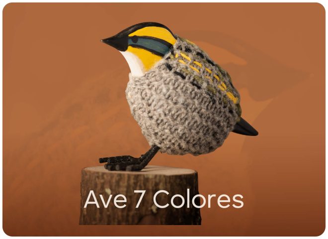 Artesanía de Chile en La Unión: Colección de figuras de animales en lana tejida y madera tallada a mano de Kalkona. En la imagen se aprecia la delicadeza del oficio manual y la conexión con la naturaleza del sur chileno. Ideal para decoración con propósito y regalos con alma. Encuéntranos en redes como @KalkonaChile y coordina tu pedido al WhatsApp +56991320953 para envíos a todo el país.