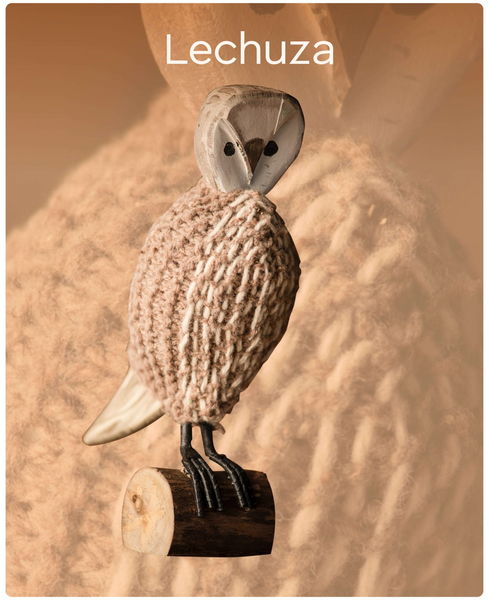 Artesanía de Chile en La Unión: Colección de figuras de animales en lana tejida y madera tallada a mano de Kalkona. En la imagen se aprecia la delicadeza del oficio manual y la conexión con la naturaleza del sur chileno. Ideal para decoración con propósito y regalos con alma. Encuéntranos en redes como @KalkonaChile y coordina tu pedido al WhatsApp +56991320953 para envíos a todo el país.